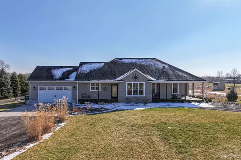 2114 Oakwood Rd, Brandon, MI 48462