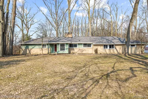 20340 N Greenway St, Southfield, MI 48076