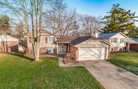 5270 Woodcreek Trl, Independence, MI 48346