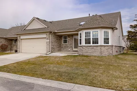 41034 Greenspire Dr, Clinton Township, MI 48038