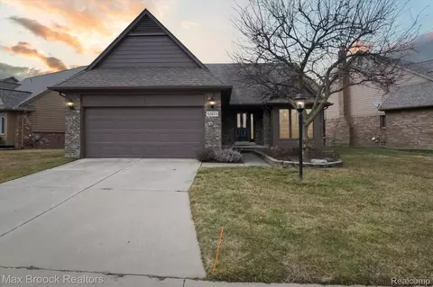 52673 Covecreek Dr, Macomb, MI 48042