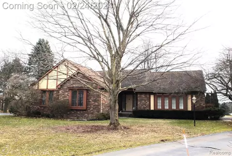 6469 Woodcrest Rdg, Clarkston, MI 48346