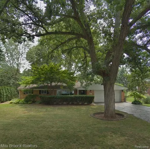 2355 Cheltingham St, Sylvan Lake, MI 48320