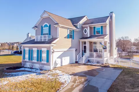 290 Atlantis Cir, Oxford, MI 48371