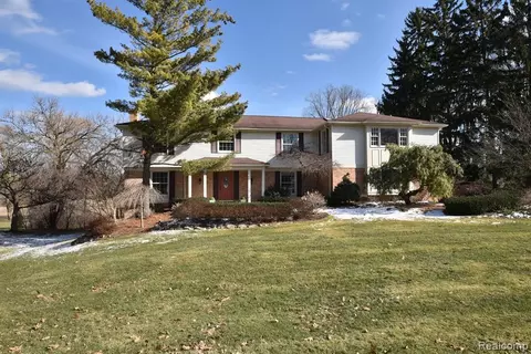 3581 Larkwood Ct, Bloomfield Hills, MI 48302