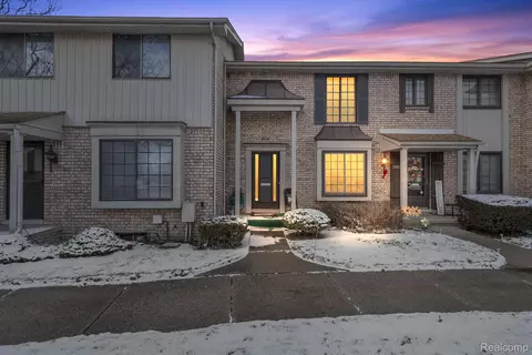 29011 Scarborough Dr, Warren, MI 48088