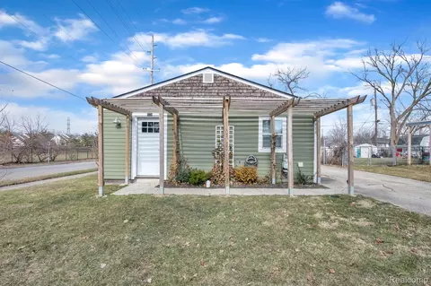 608 California Ave, Pontiac, MI 48341