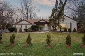 4510 W Maple Rd, Bloomfield Hills, MI 48301