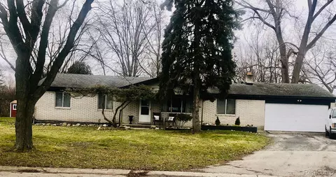 455 Paragon Dr, Troy, MI 48098