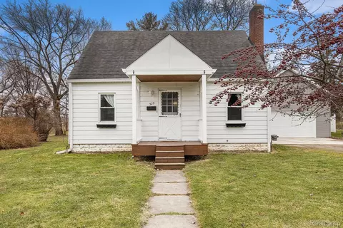 329 Maple St, Howell, MI 48843