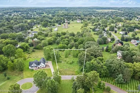 4570 Barbara Kay Crt Ct, White Lake, MI 48383