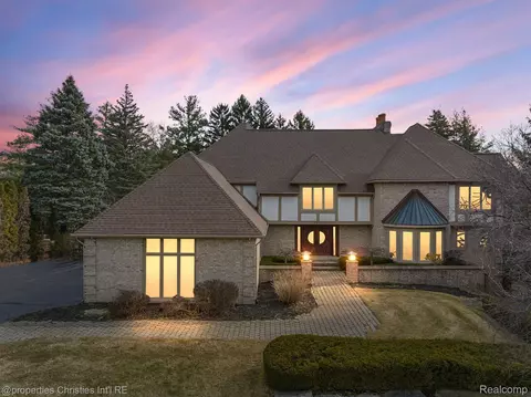 4203 Carillon Dr, Bloomfield Township, MI 48302