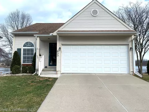 653 Holly Pnt Pt, Fenton, MI 48430