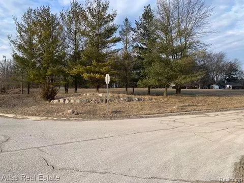 10275 Lakeshore Dr E, Atlas, MI 48438