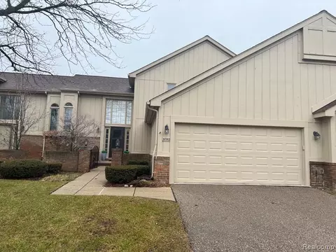 37752 N Laurel Park Dr, Livonia, MI 48152