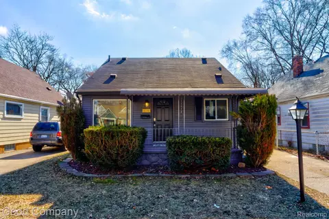 8741 Saratoga St, Oak Park, MI 48237