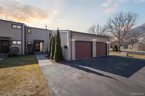 25063 Woodvale Dr N, Southfield, MI 48034