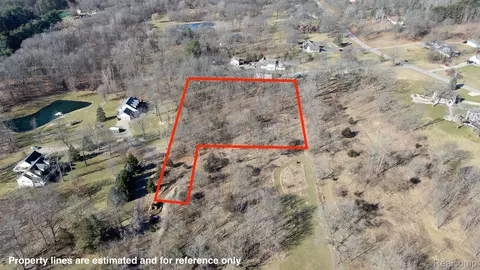 7495 Hartland Rd, Tyrone, MI 48430
