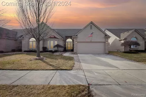 45481 Delmar Dr, Macomb, MI 48044