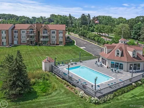 3392 Adams Shore Dr, Waterford, MI 48329