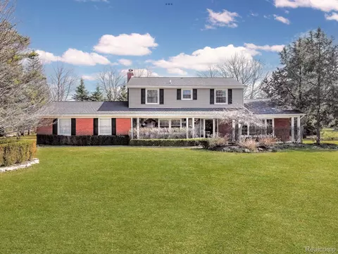 5187 Glengate Rd, Oakland, MI 48306