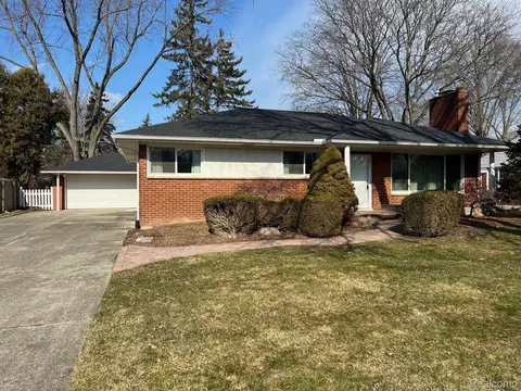 17094 Dunblaine Ave, Beverly Hills, MI 48025