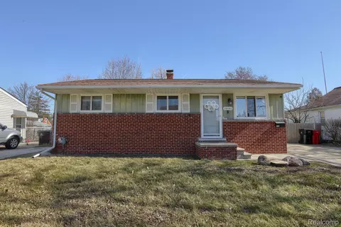 26780 Blumfield St, Roseville, MI 48066