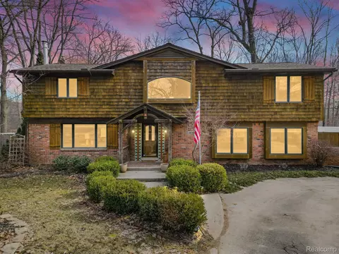 5040 Eagle Rd, White Lake, MI 48383
