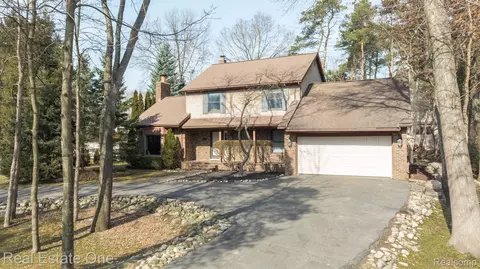 6362 Almond Ln, Independence, MI 48346