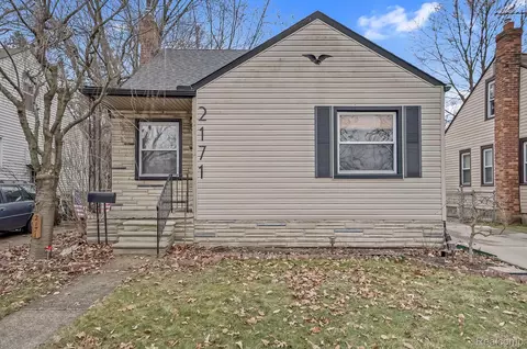 2171 E 8 Mile Rd, Grosse Pointe Woods, MI 48236