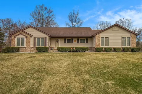 9776 Rosemary Ln, Brighton, MI 48114