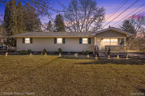 925 Sanders Rd, Oxford, MI 48371