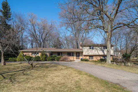 1085 Northover Dr, Bloomfield Hills, MI 48304
