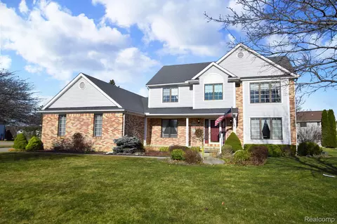 599 Chasseur Dr, Grand Blanc, MI 48439