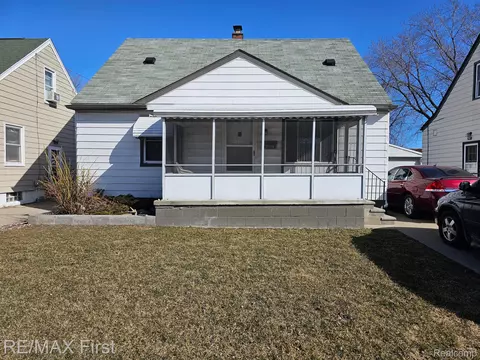 25316 Winton St, Saint Clair Shores, MI 48081