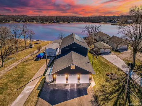 2663 Parklawn Dr, Brighton, MI 48114