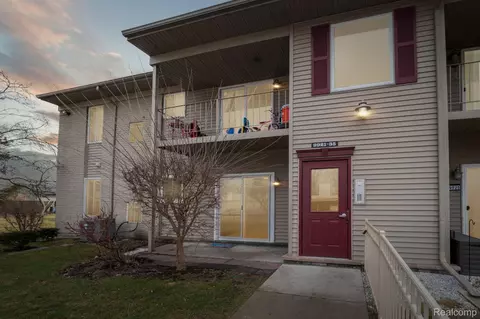 9927 Allen Pointe Dr, Allen Park, MI 48101