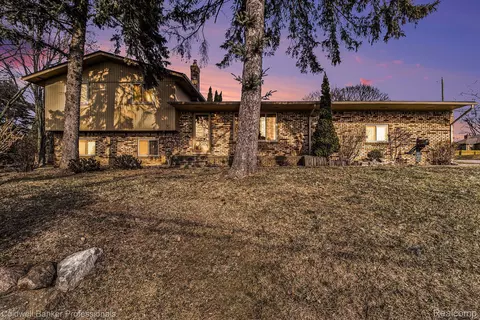 1275 Larch Plc Pl, Waterford, MI 48328