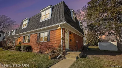 45149 Kensington St, Utica, MI 48317