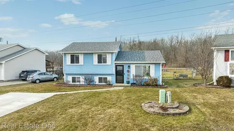 2382 Wenona Dr, Wixom, MI 48393