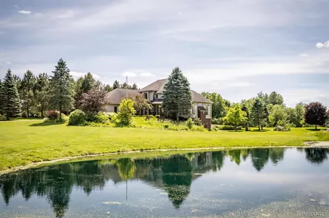 5630 Hunt Club Farms Dr, Oxford, MI 48371