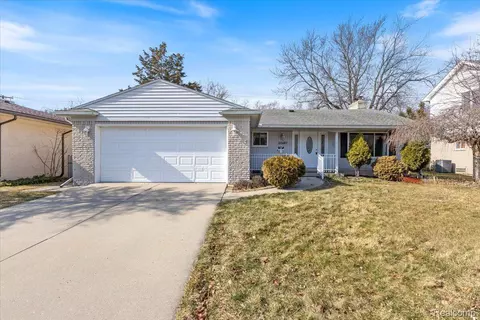 22407 Norcrest Dr, Saint Clair Shores, MI 48080