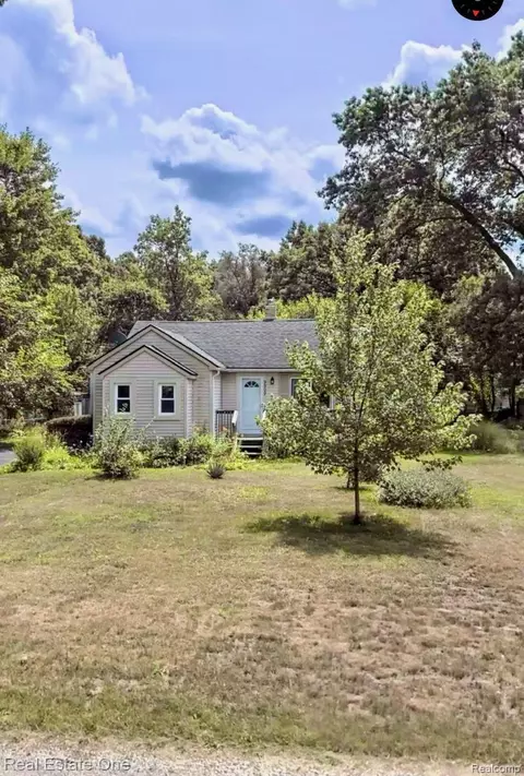 9909 Palmoor Ave, White Lake, MI 48386