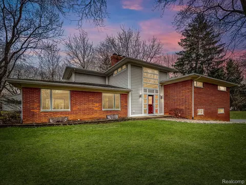 4948 Cimarron Dr, Bloomfield Hills, MI 48302