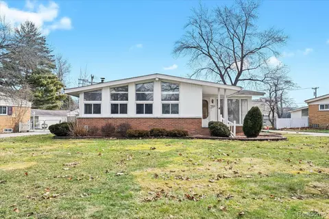 17186 Dolores St, Livonia, MI 48152