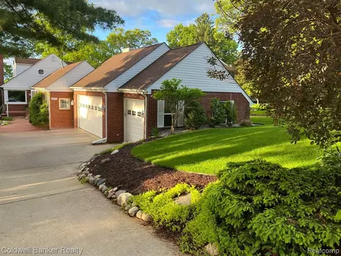 4075 Lakewood Dr, Waterford, MI 48329