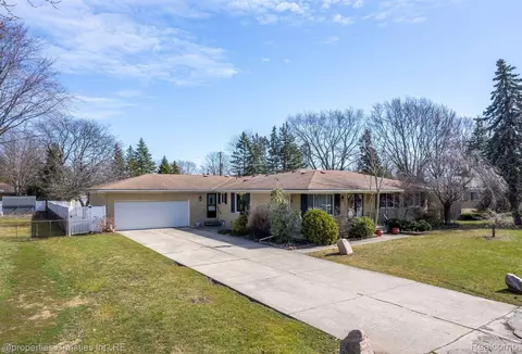 36106 Boyce Dr, Clinton Township, MI 48035