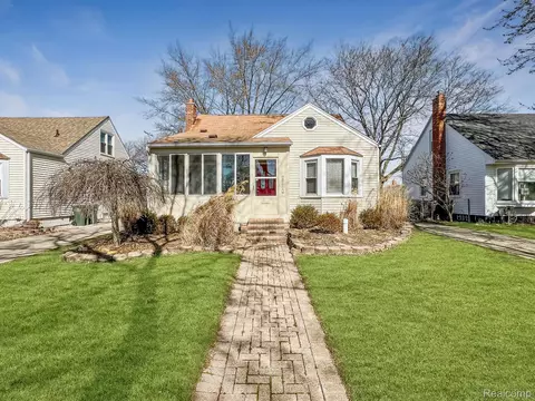 20113 Rosedale St, Saint Clair Shores, MI 48080