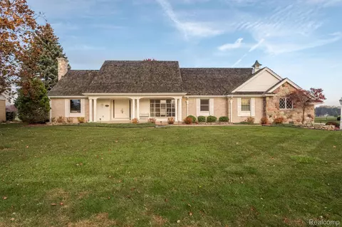18227 Country Club Cir, Riverview, MI 48193