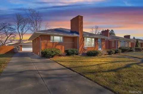 19907 Edmunton St, Saint Clair Shores, MI 48080